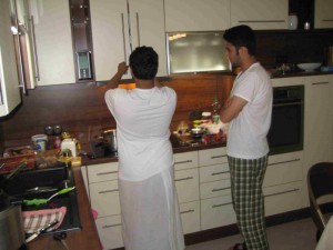 links Hamad S. M. Alkhyeli, rechts Ahmed Al Ali beim arabischen Kochen