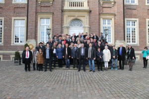 Teilnehmer der Veranstaltungen zum 60jährigen Bestehen der IPA Deutschland vor dem Schloss Nordkirchen
